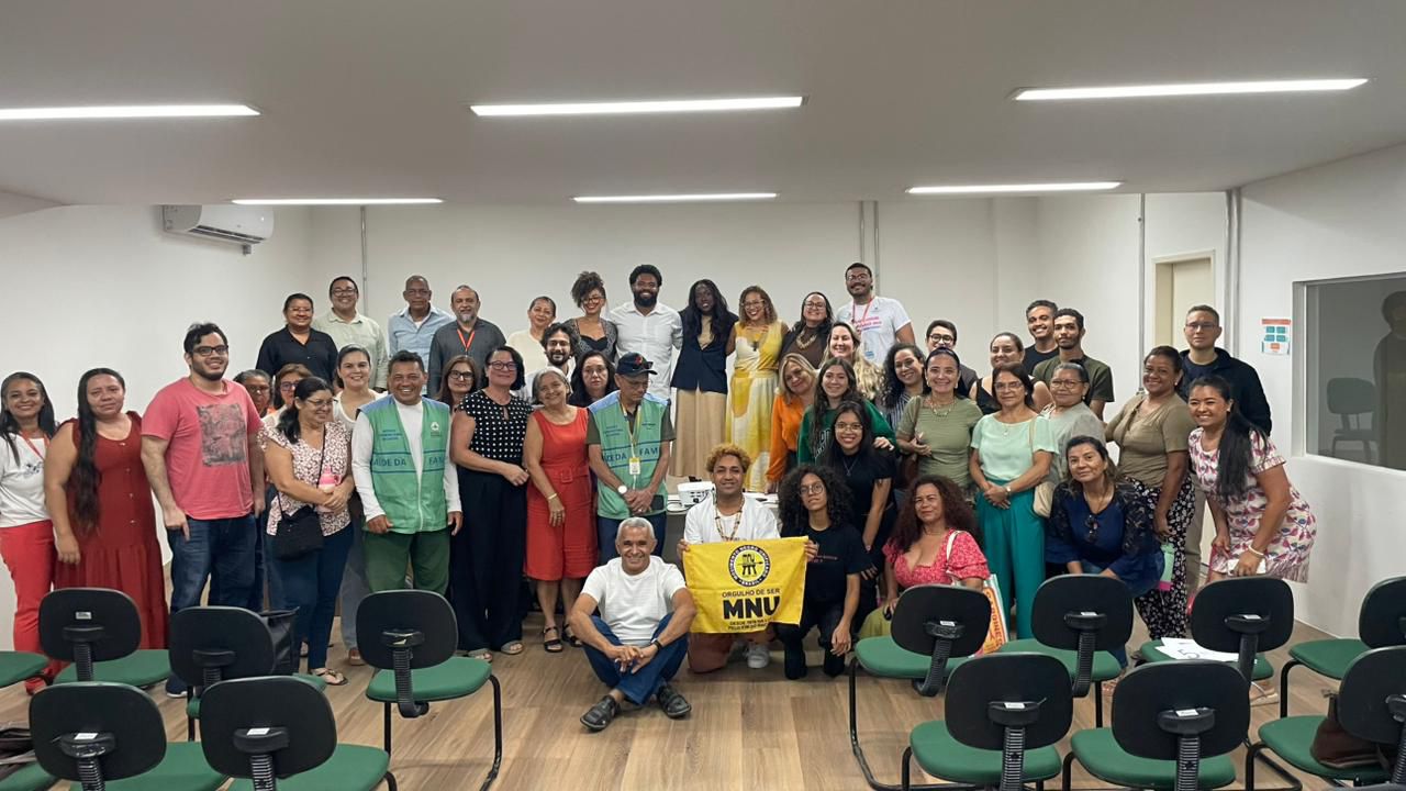 grupo de pessoas posa para a foto